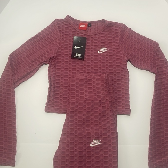 Women’s Nike Outfit - Picture 2 of 3